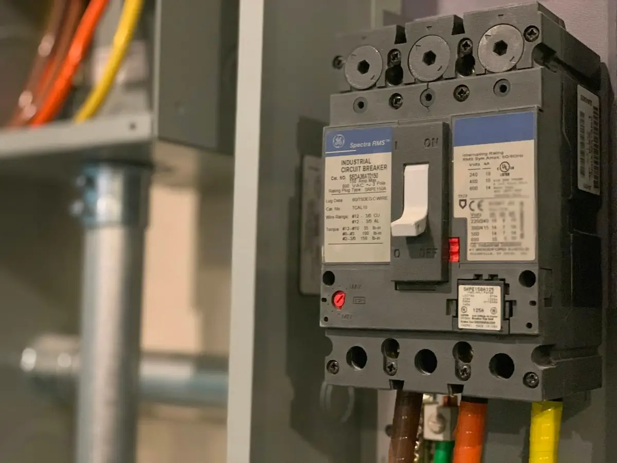 Interruptor automático en un armario eléctrico