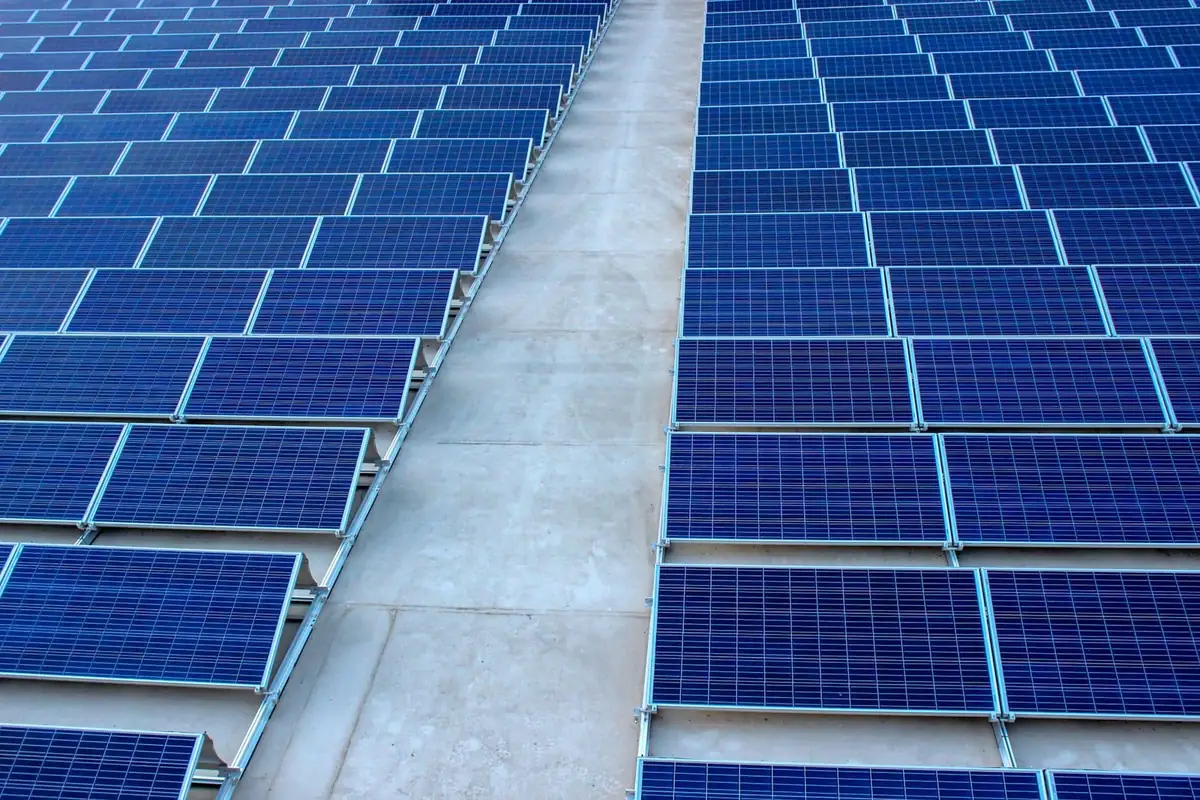 Cubierta industrial con placas solares