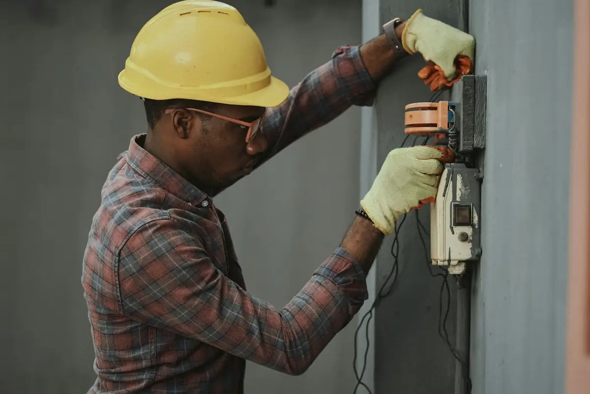 Técnico con casco revisando una instalación